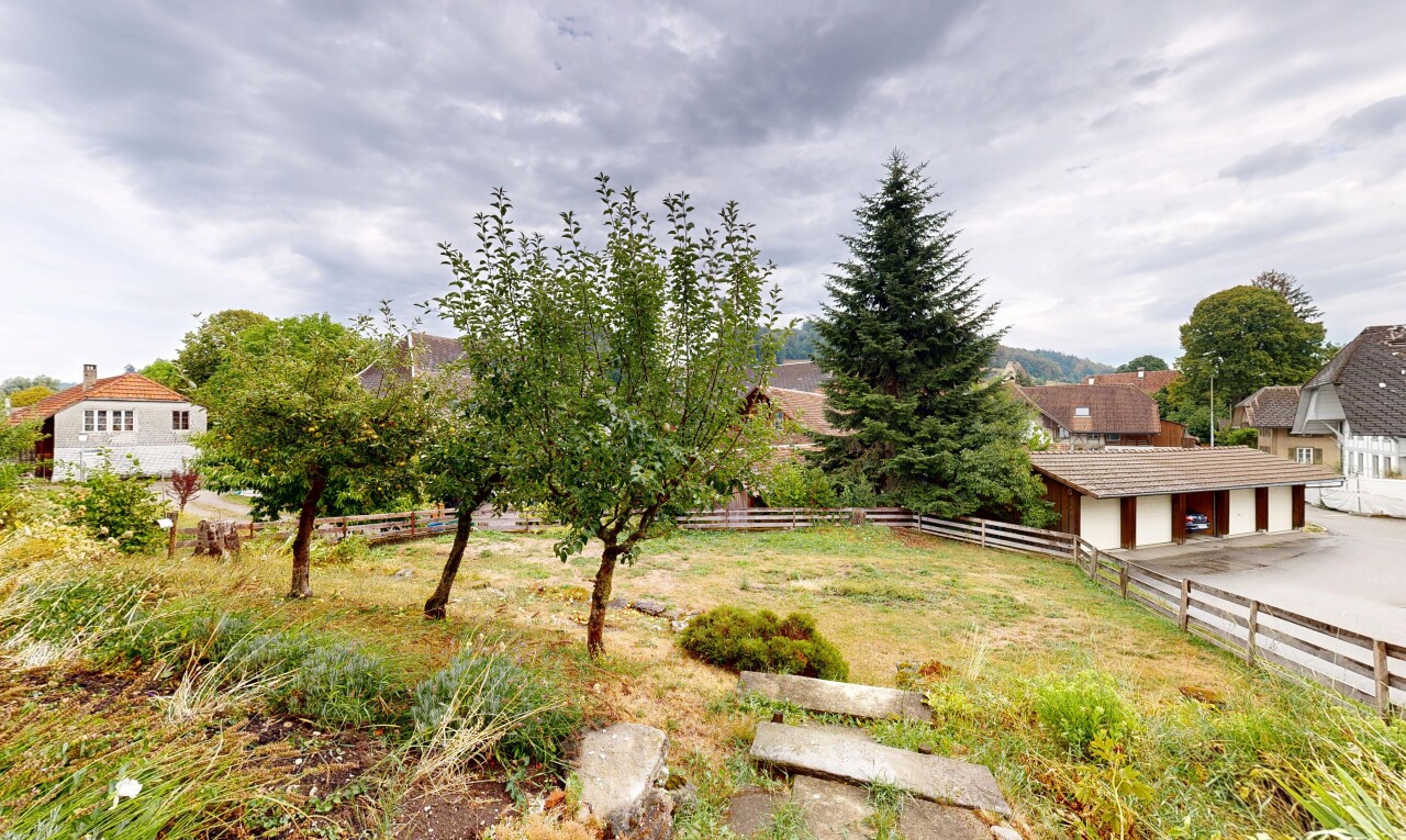 garten mit overcast, zaun, rural view, und ländliche aussicht