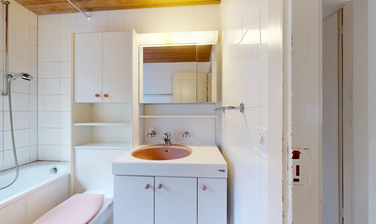 bad mit spiegel, schminktisch, kombiniertes bad / dusche, komplettes badezimmer, und toilette