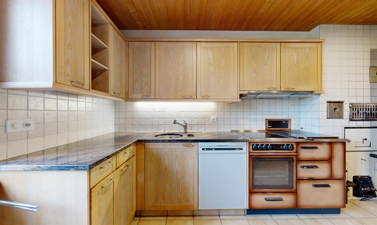 küche mit open shelves, offene regale, dark countertops, shaker cabinets, und schranktüren mit vertiefter mittelplatte