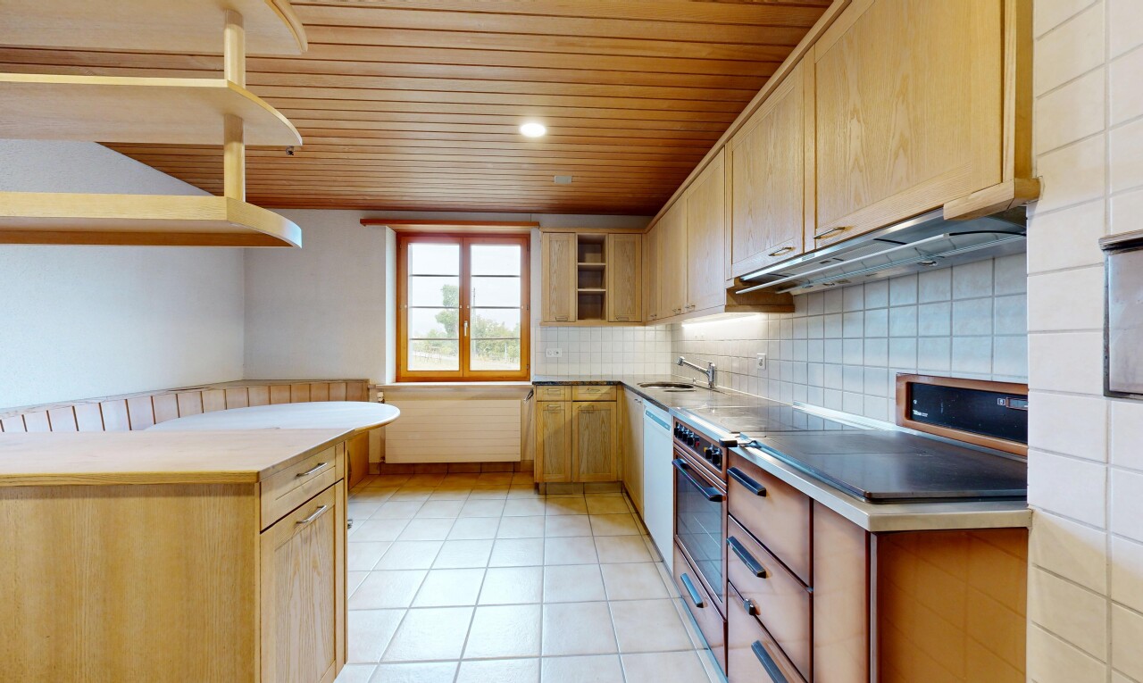 küche mit light brown cabinets, hellbraune schränke, light floor, dunstabzugshaube, und open shelves