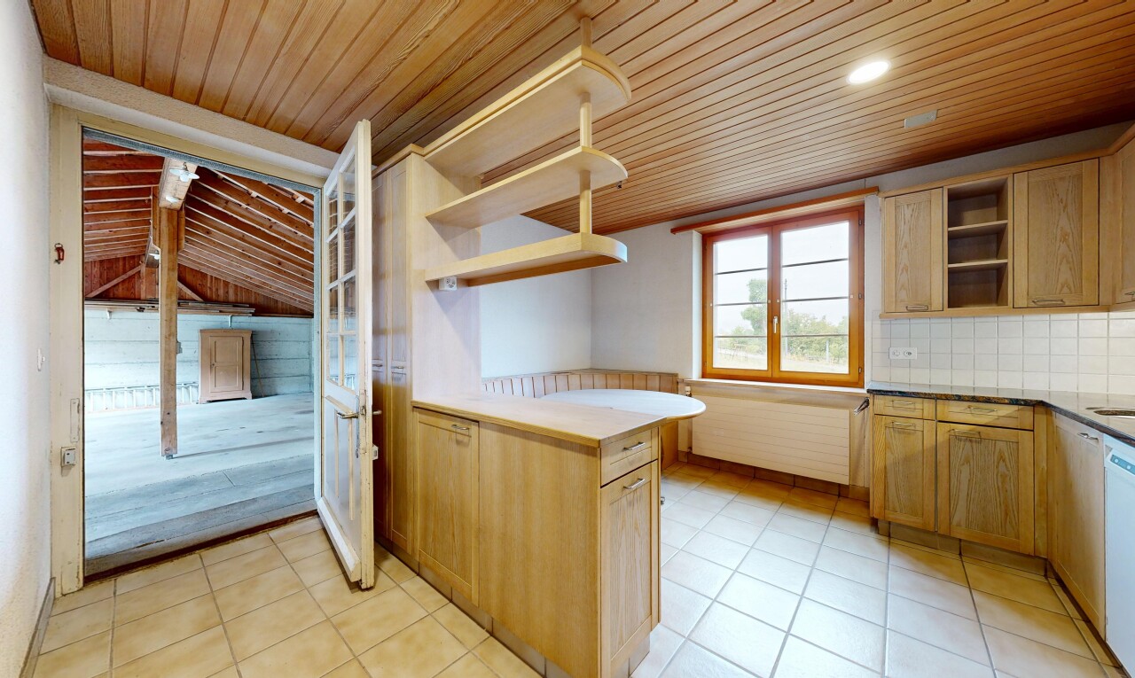 küche mit open shelves, offene regale, light floor, wood ceiling, und holzdecke