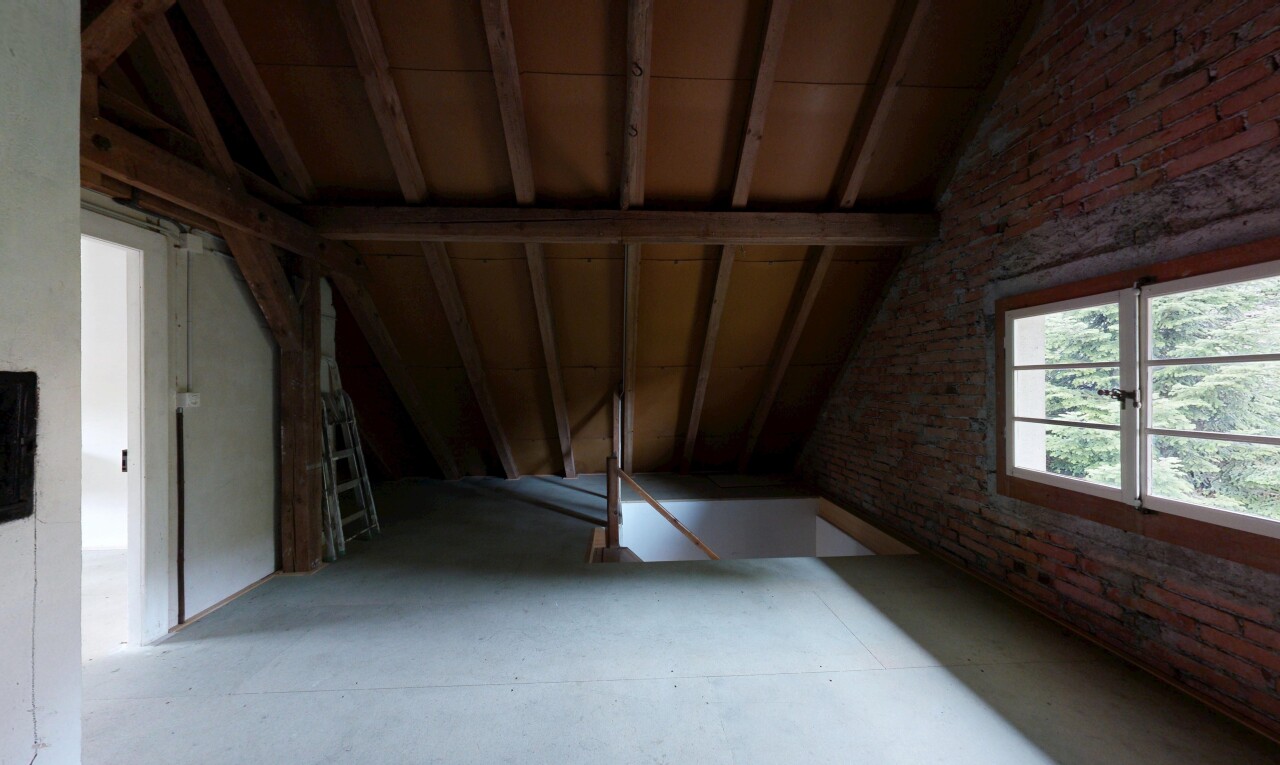 leerer raum mit vaulted ceiling, dachschräge, inside property, natürliches licht, und stone wall