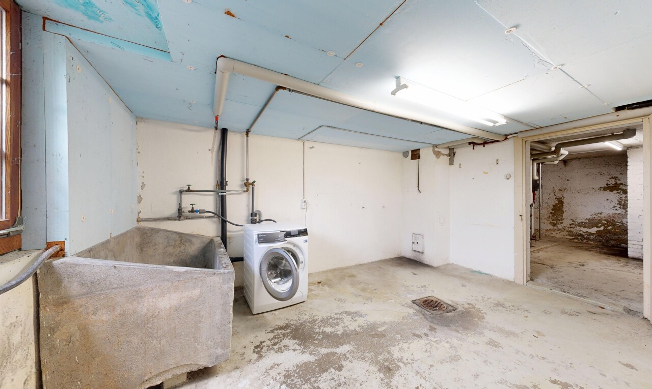 wäschekammer mit unfinished concrete floor, betonboden, concrete floor, tumbler, und inside property