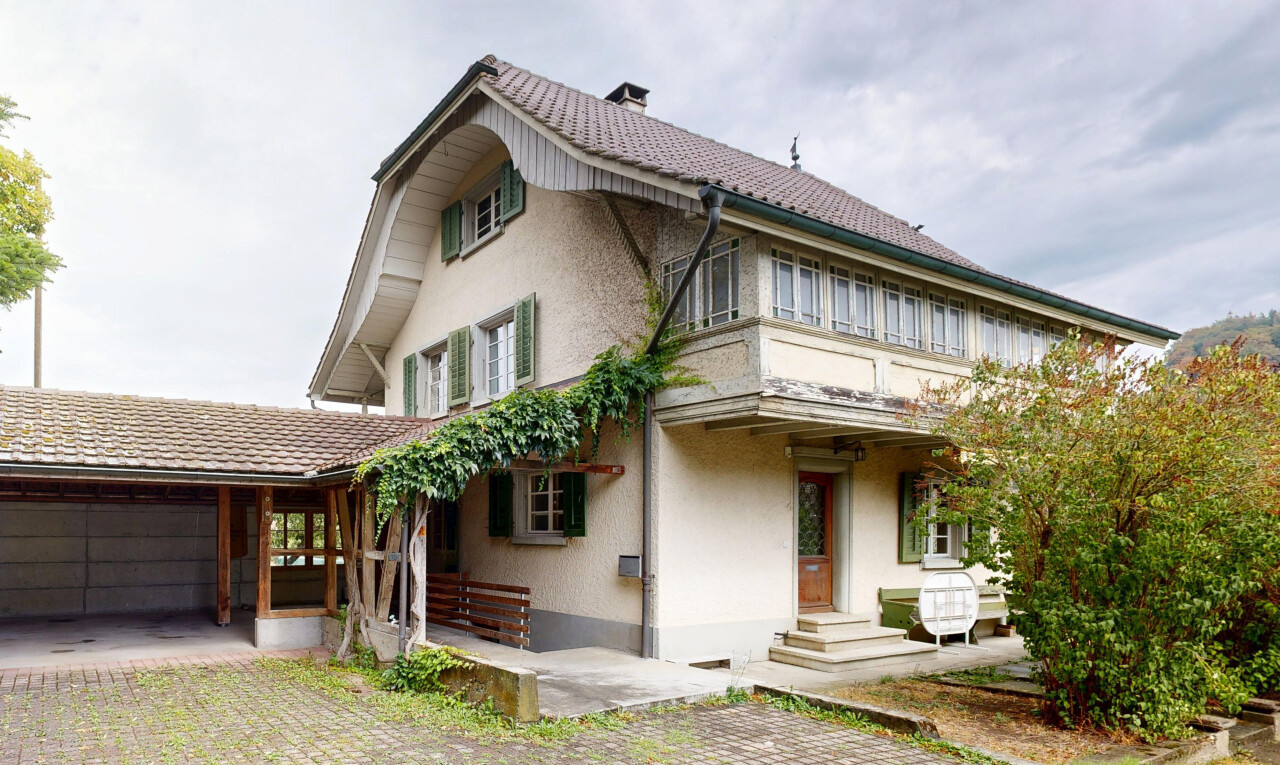 außenansicht mit ziegeldach, overcast, property visible, schornstein, und garage angeschlossen