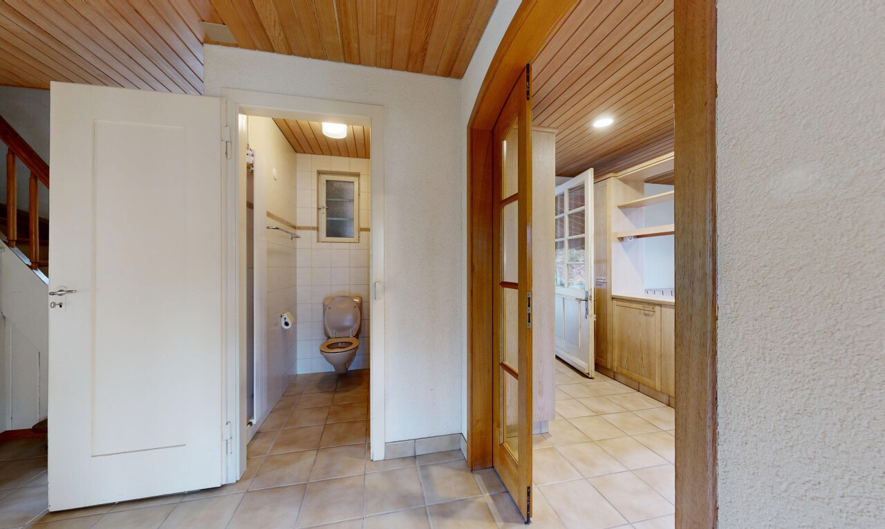 halle / korridor mit light floor, inside property, holzdecke, wood ceiling, und fliesenboden