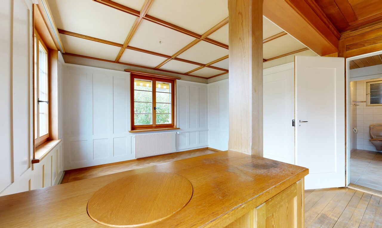 esszimmer mit kühler, coffered ceiling, kassettendecke, wood finish floor, und holzfußboden