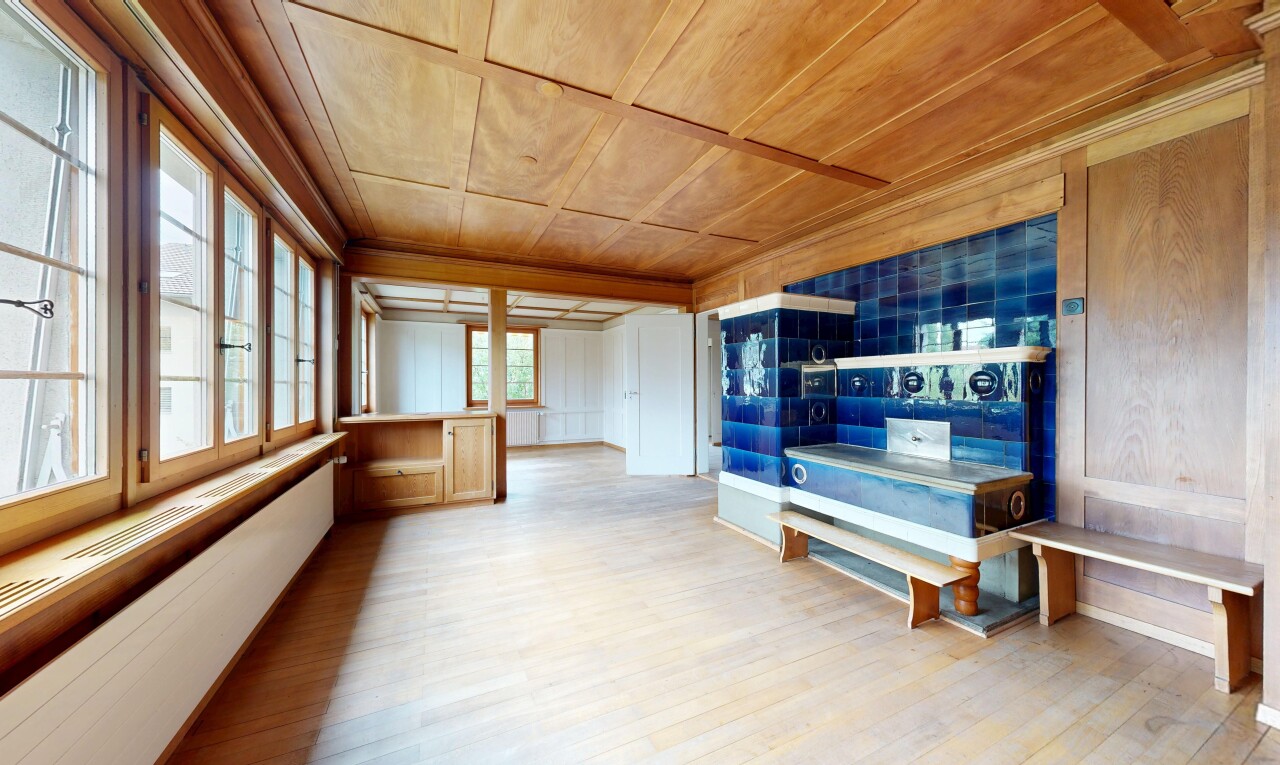 wohnzimmer mit wood ceiling, holzdecke, natürliches licht, high end ceiling, und wood finish floor