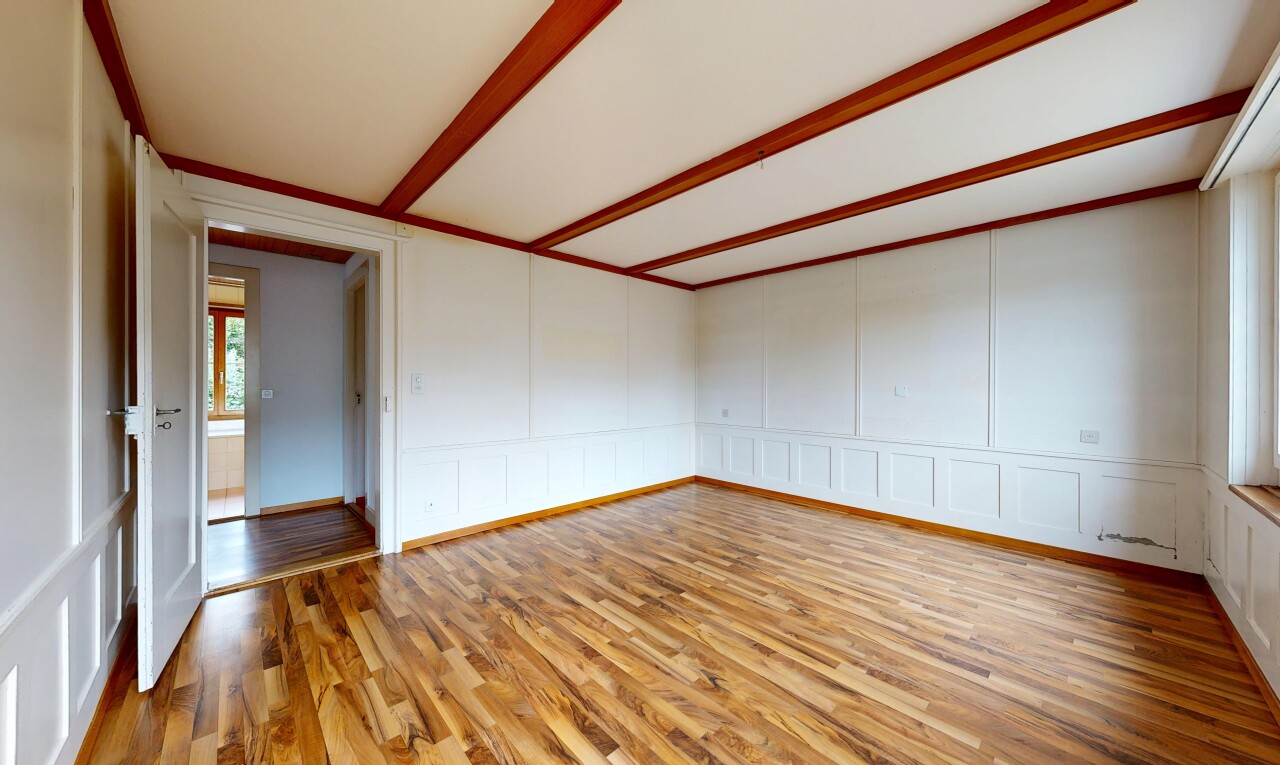 leerer raum mit inside property, wood finish floor, holzfußboden, paneling wall, und wandvertäfelung