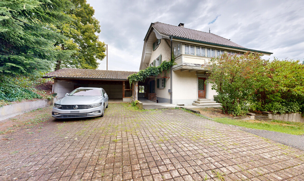 außenansicht mit property visible, overcast, garage angeschlossen, auffahrt, und ziegeldach