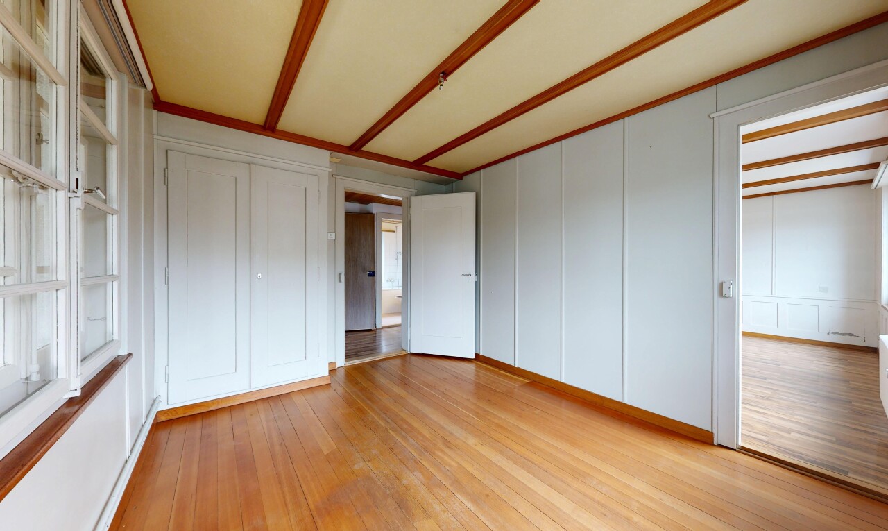 leerer raum mit kleiderschrank, manufactured wall, wood finish floor, holzfußboden, und light floor