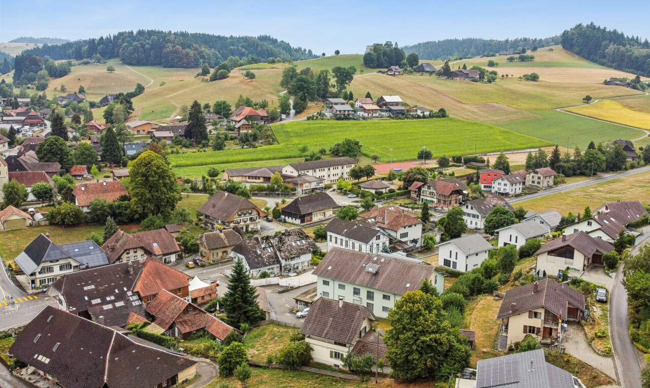 blick auf die berge mit day time, neighborhood view, residential view, und wohngebietblick