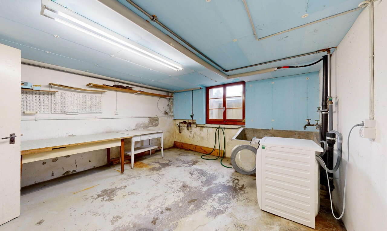 wäschekammer mit betonboden, concrete floor, unfinished concrete floor, inside property, und natürliches licht