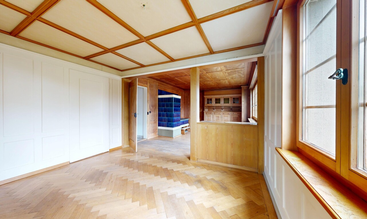 leerer raum mit coffered ceiling, kassettendecke, natürliches licht, inside property, und wood finish floor