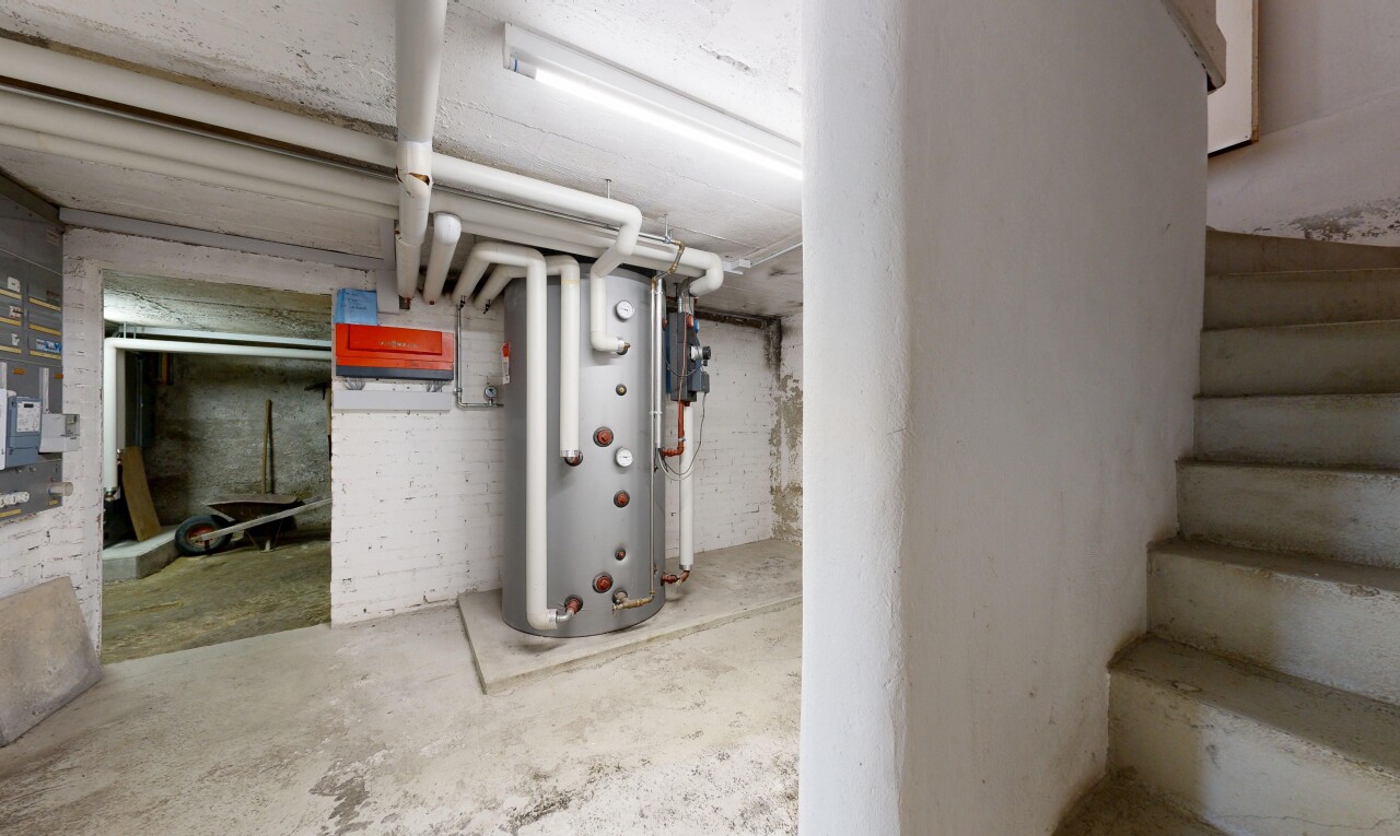 treppe mit concrete floor, betonboden, unfinished concrete floor, wasserkocher, und keller