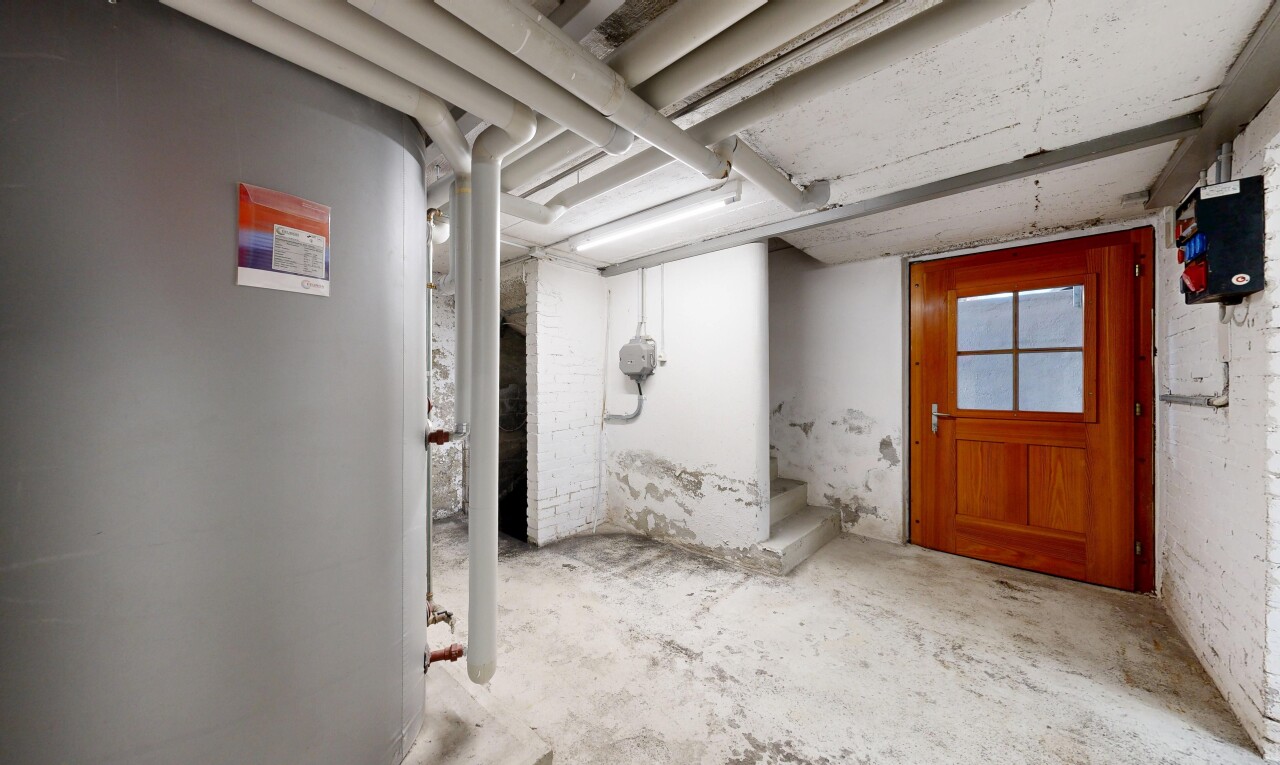leerer raum mit wasserkocher, unfinished concrete floor, betonboden, concrete floor, und keller