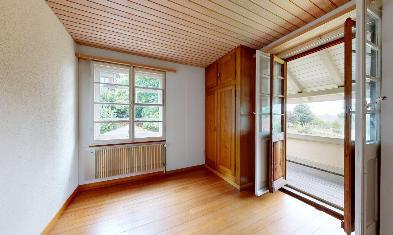 leerer raum mit kühler, wood ceiling, holzdecke, light floor, und wood finish floor