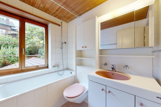 bad mit komplettes badezimmer, spiegel, schminktisch, toilette, und holzdecke