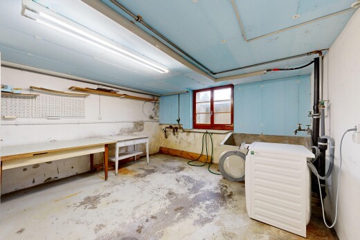wäschekammer mit betonboden, concrete floor, unfinished concrete floor, inside property, und natürliches licht