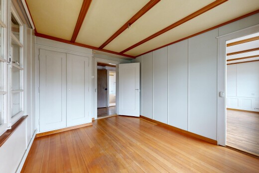 leerer raum mit kleiderschrank, manufactured wall, wood finish floor, holzfußboden, und light floor