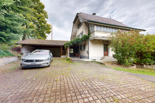 außenansicht mit property visible, overcast, garage angeschlossen, auffahrt, und ziegeldach