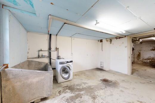wäschekammer mit unfinished concrete floor, betonboden, concrete floor, tumbler, und inside property
