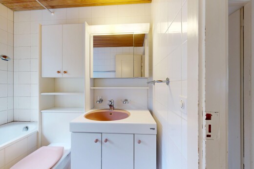bad mit spiegel, schminktisch, kombiniertes bad / dusche, komplettes badezimmer, und toilette