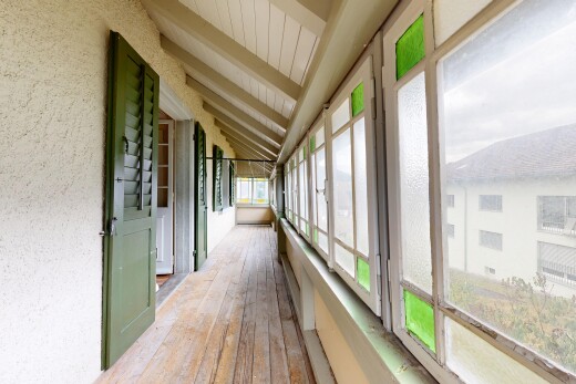 halle / korridor mit wintergarten, natürliches licht, wood finish floor, holzfußboden, und hardwood floor