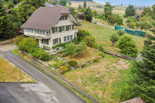 außenansicht mit zaun, property visible, balkon, drone view, und ländliche aussicht