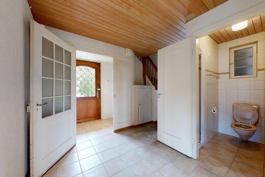 halle / korridor mit holzdecke, wood ceiling, inside property, light floor, und fliesenwand