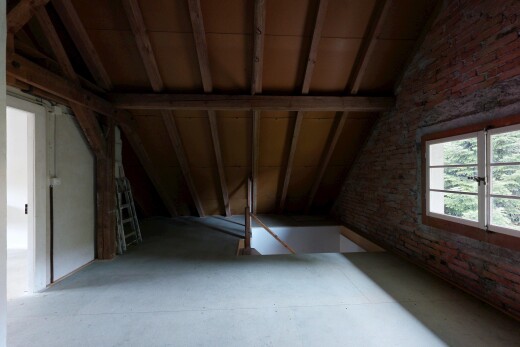 leerer raum mit vaulted ceiling, dachschräge, inside property, natürliches licht, und stone wall