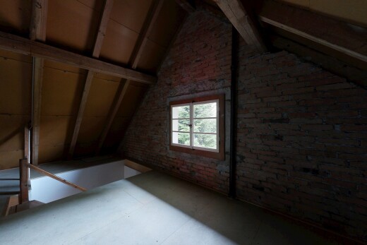 leerer raum mit brick wall, ziegelwand, vaulted ceiling, dachschräge, und natürliches licht