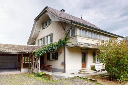außenansicht mit ziegeldach, overcast, property visible, schornstein, und garage angeschlossen