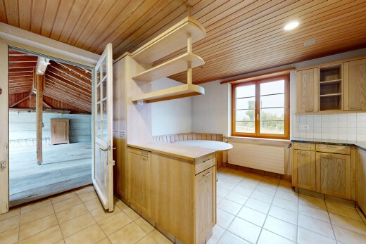 küche mit open shelves, offene regale, light floor, wood ceiling, und holzdecke