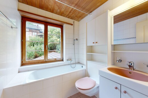 bad mit komplettes badezimmer, spiegel, toilette, schminktisch, und kombiniertes bad / dusche