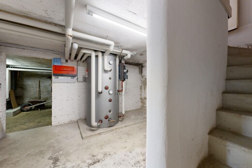 treppe mit concrete floor, betonboden, unfinished concrete floor, wasserkocher, und keller