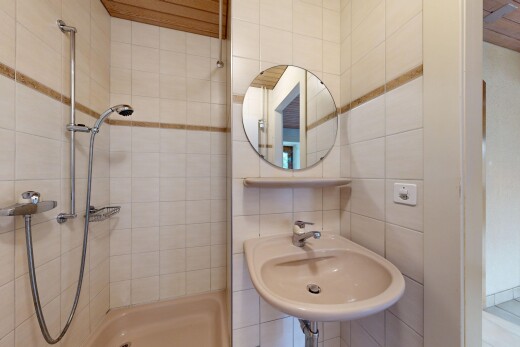 bad mit dusche, komplettes badezimmer, spiegel, waschbecken, und fliesenwand