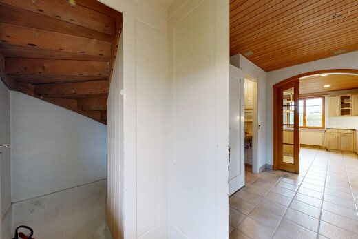 halle / korridor mit gewölbte gehwege, wood ceiling, holzdecke, light floor, und inside property