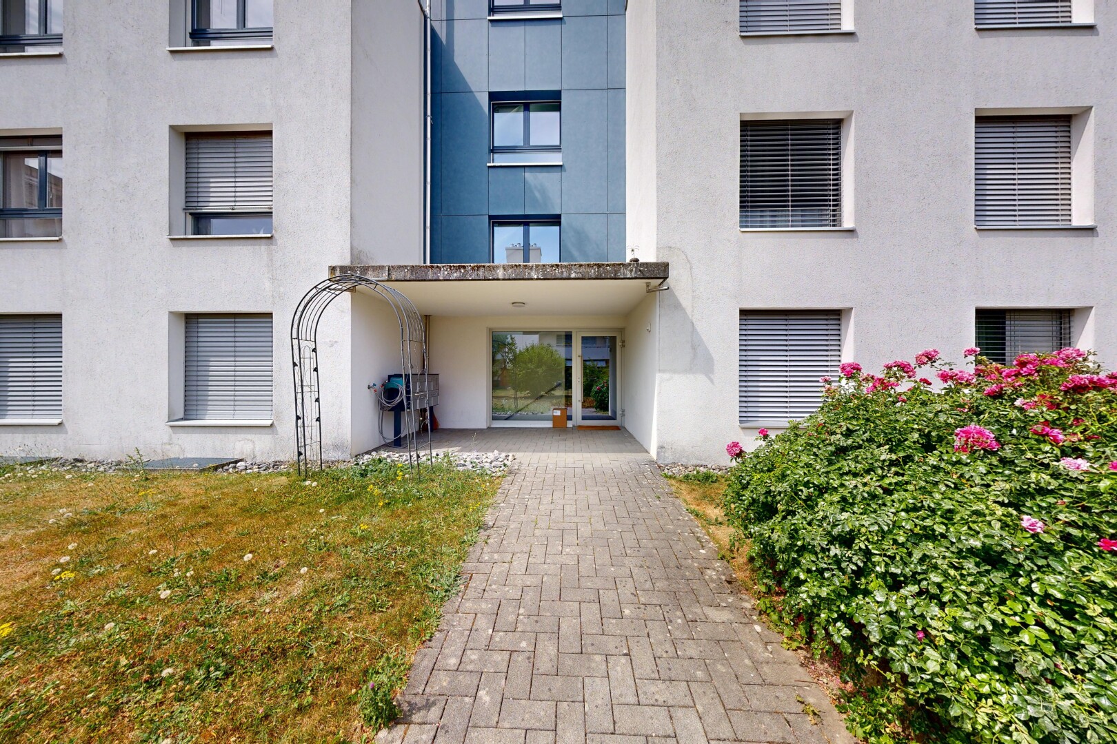 extérieur du bâtiment avec apartment complex view, vue sur le complexe d'appartements, et from community