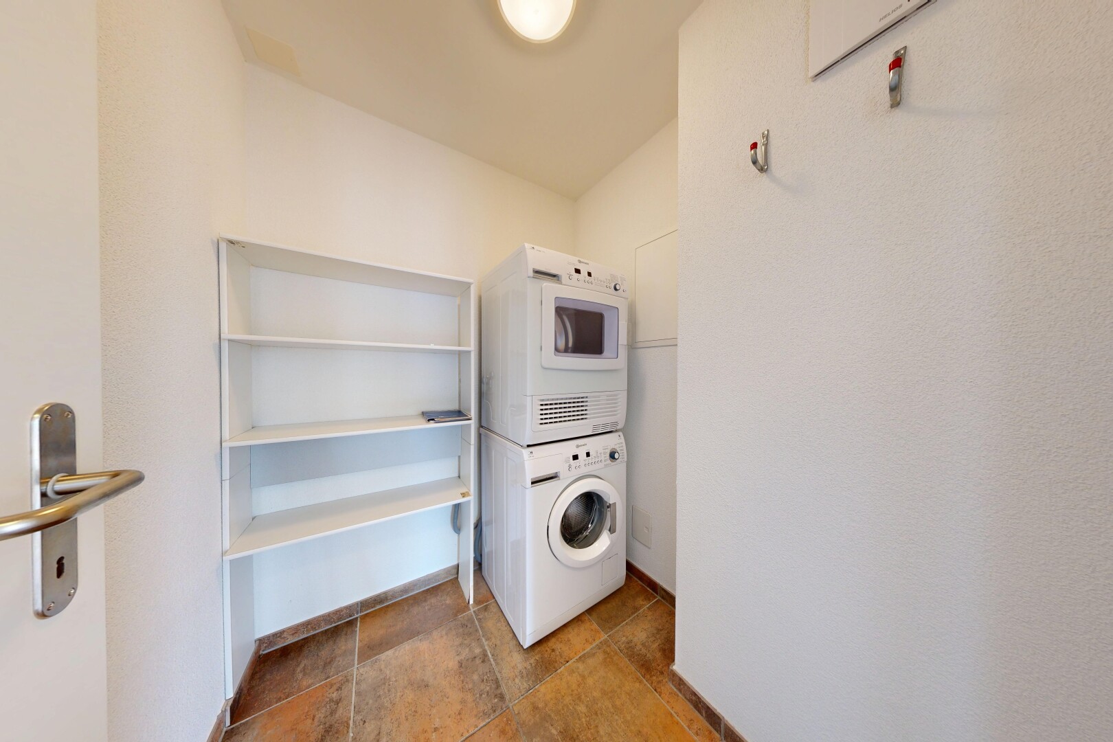 buanderie avec lave-linge et sèche-linge superposés, inside property, cloison sèche, drywall, et buanderie
