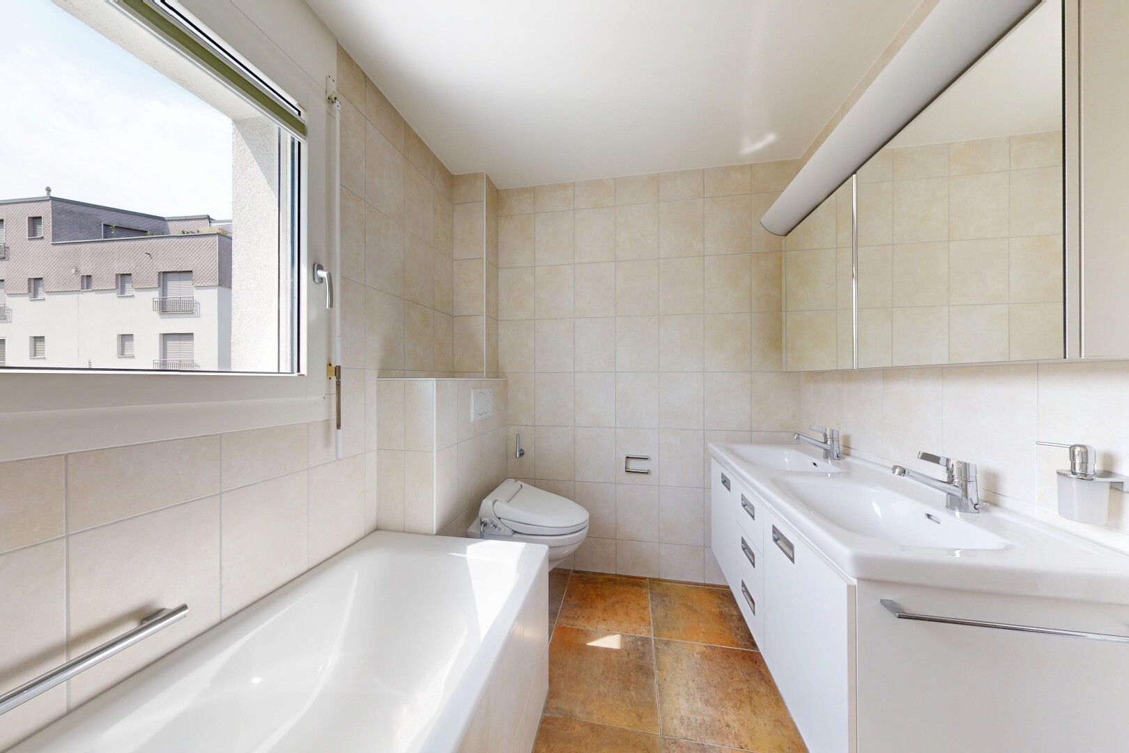 salle de bains avec mur en carrelage, tile wall, salle de bain complète, bain, et double vasque