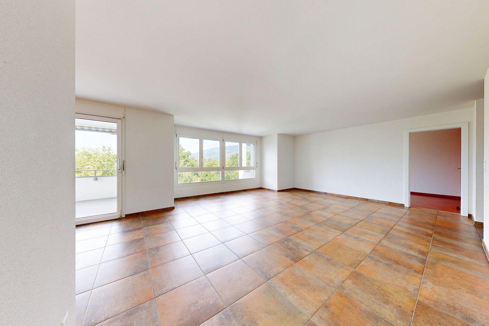 pièce vide avec inside property, lumière naturelle, natural light, cloison sèche, et drywall