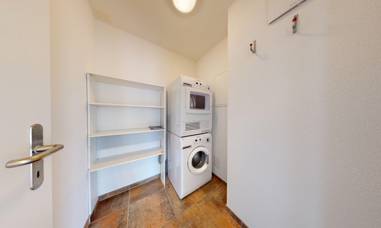 buanderie avec lave-linge et sèche-linge superposés, inside property, cloison sèche, drywall, et buanderie