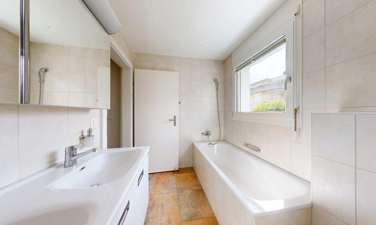 salle de bains avec salle de bain complète, tile wall, mur en carrelage, double vasque, et light floor
