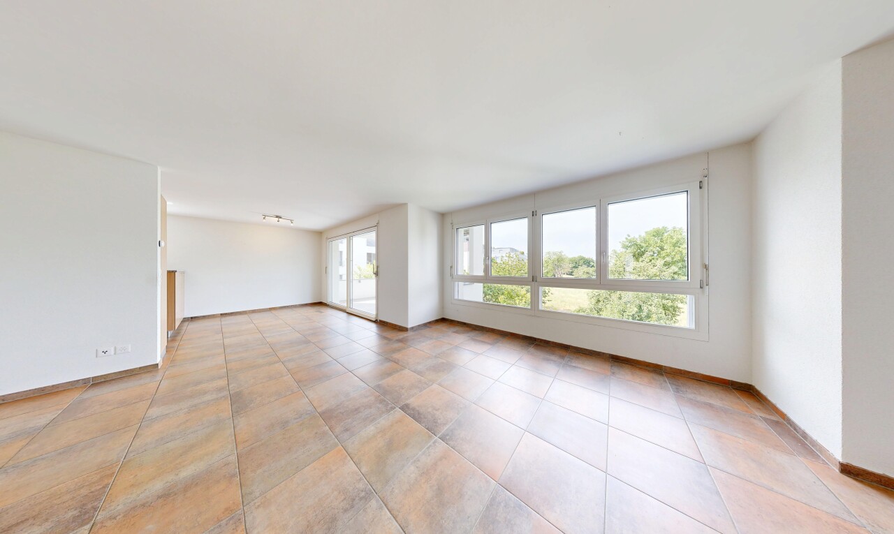 pièce vide avec inside property, light floor, cloison sèche, drywall, et lumière naturelle
