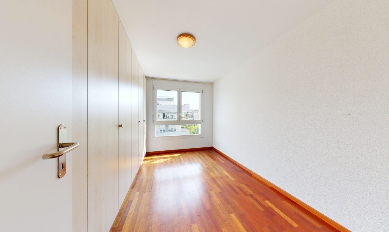 pièce vide avec sol en finition bois, wood finish floor, plinthes murales, baseboards wall, et lumière naturelle