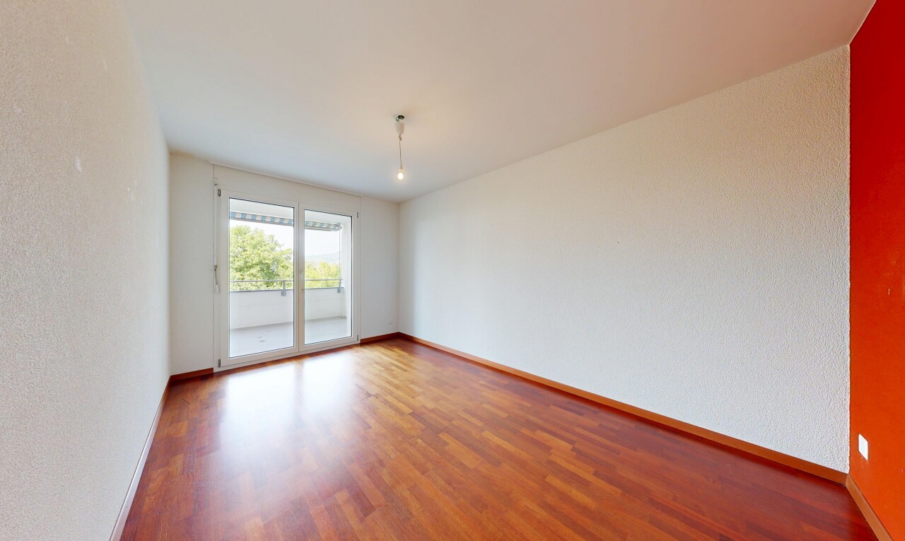 pièce vide avec sol en finition bois, wood finish floor, inside property, lumière naturelle, et natural light