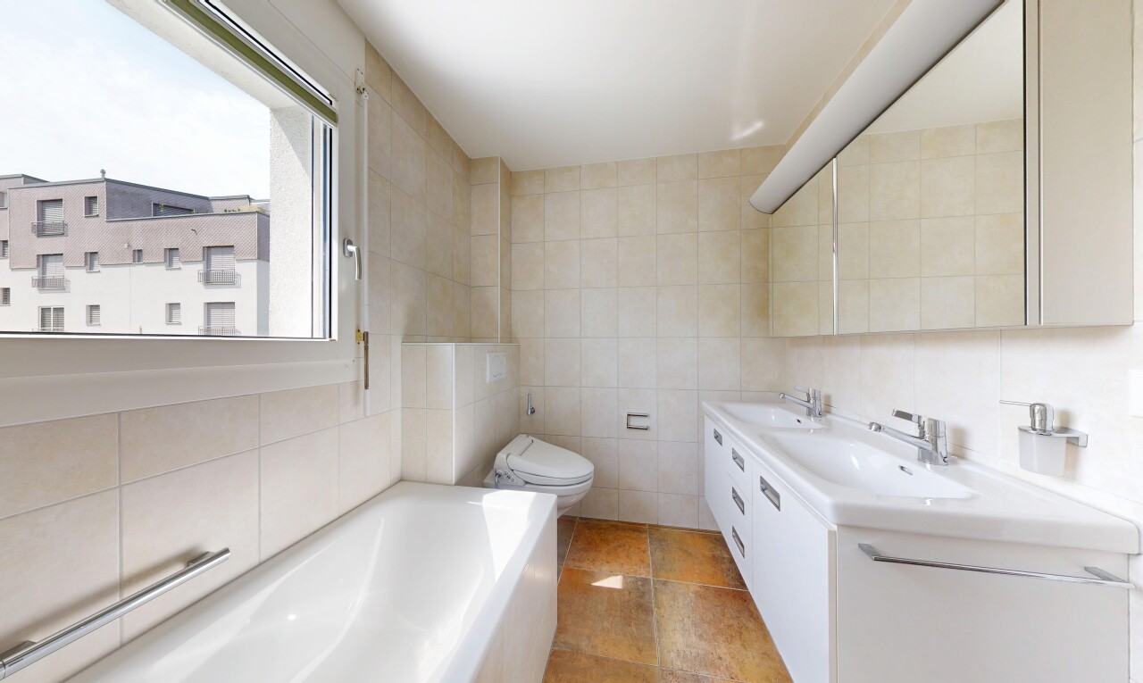 salle de bains avec mur en carrelage, tile wall, salle de bain complète, bain, et double vasque