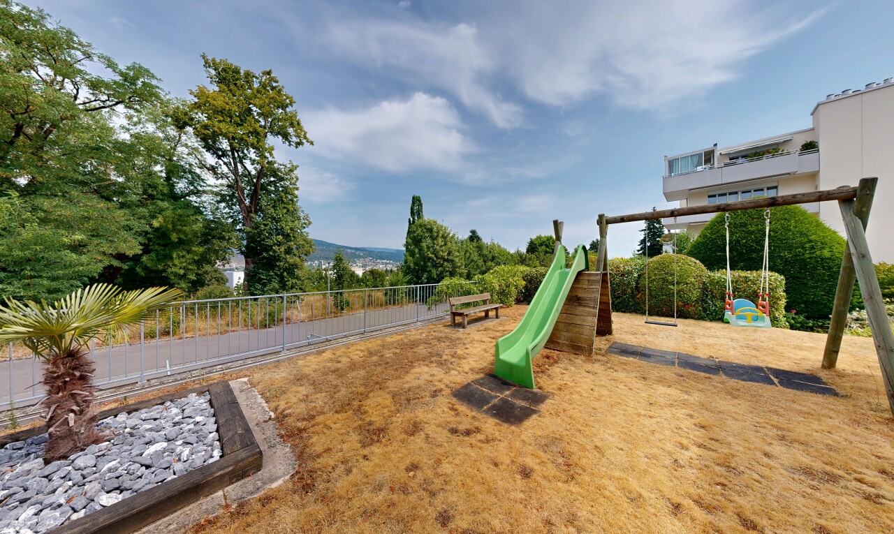 jardin avec aire de jeux, day time, et clôture