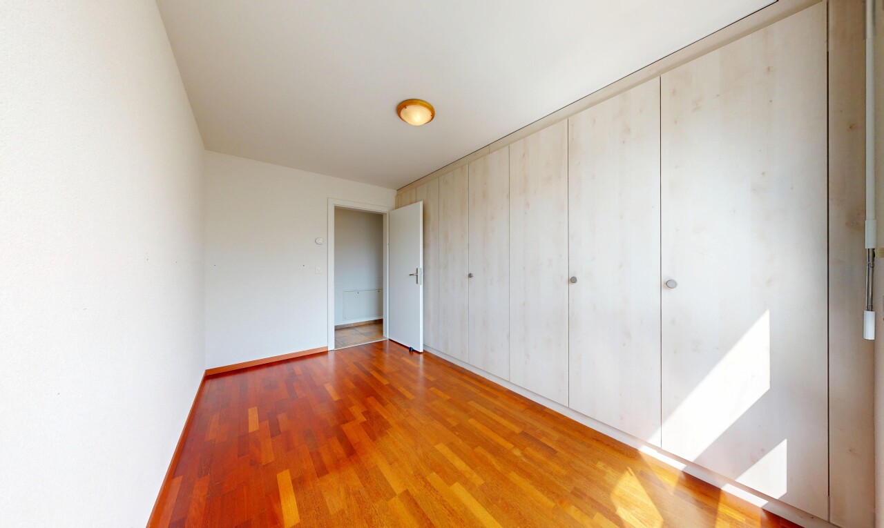 pièce vide avec sol en finition bois, wood finish floor, inside property, cloison sèche, et drywall