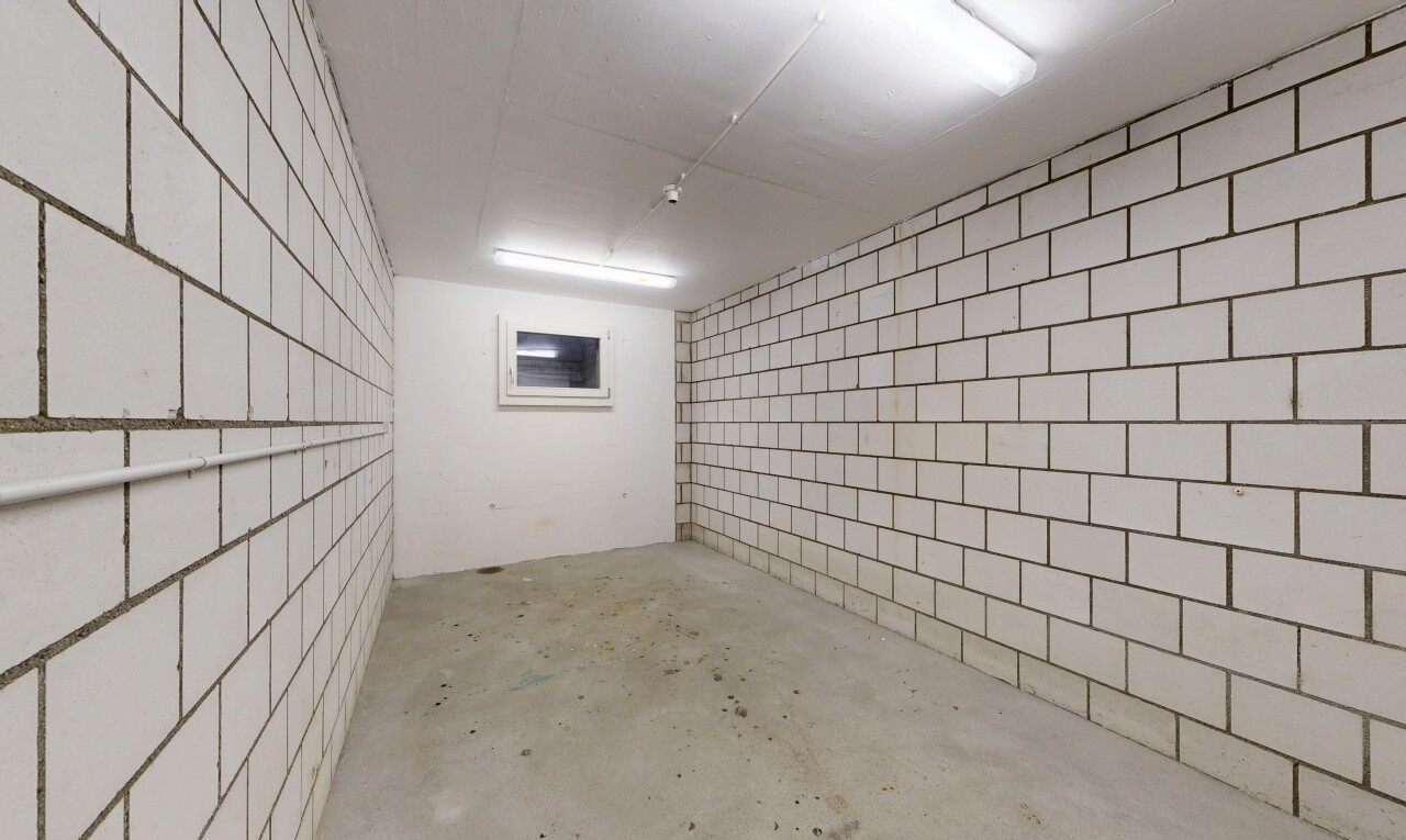 réception / lobby avec unfinished concrete floor, concrete floor, et inside property